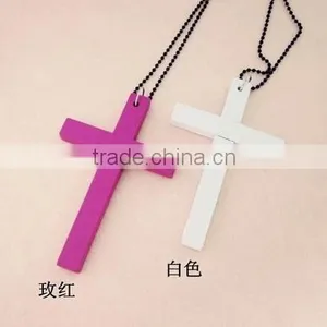 Decorative Various Color Fashion Wood Cross Pendant thumbnail-3