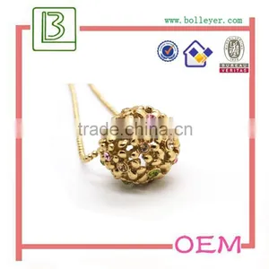 Round Shaped Flower With Diamonds Hollow Out Necklace Gold Jewelry thumbnail-3