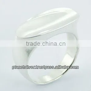 925 Sterling Silver Designer Ring Concaved Shiny Oval thumbnail-1
