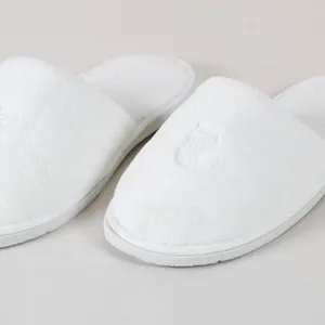 Hotel Supplies Hemmed Edge Embroidery Logo Same Color Hotel Slippers thumbnail-1