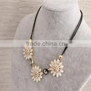 High Quality Flowers Pendant Necklace, Crystal Gem Necklace thumbnail-4