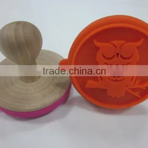 New Design Owl Shape Silicone Cookie Stamper, Biscuit Stamper With Wooden Handle thumbnail-3