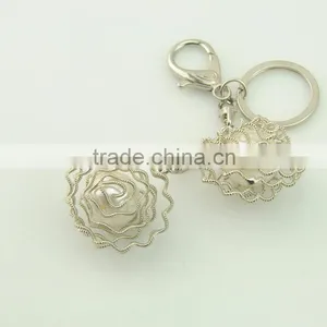 China Souvenir Clear Thread Design Silver Plated Pearl Metal Keychains Wholesale Supplier's Choice thumbnail-2
