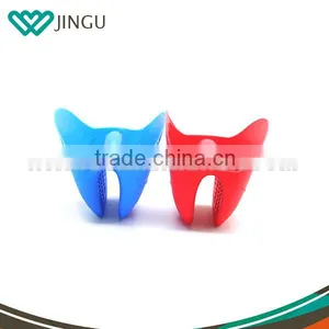 Hot Selling and Colorful Cute Silicone Heat Protective Resistant Cooking Gloves thumbnail-2