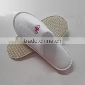 Disposable Open Toe Brushed Fabric Design Print Personalized White Hotel Slippers thumbnail-3