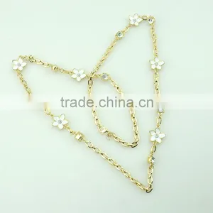 China Manufacturer Supply Gold Plated Handmade White Epoxy Alloy Flowers and Crystal Stones Earring and Necklace Jewelry Sets thumbnail-5