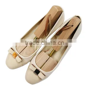 Adjustable Type Wooden Material Cedar Wood With Good Scent Single Tube Shoe Tree With String in the End thumbnail-1