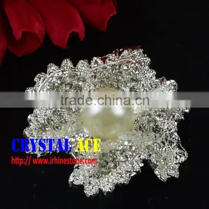 Wonderful White Colour Diamond Flower Brooch, Flower Strass Pins, Wedding Brooch Pins for Wedding Invitation thumbnail-1