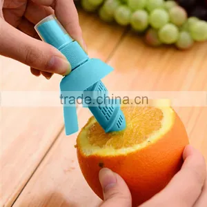 Popular Family Fruit Manual Juicer / Press Juicer / Juice Sprayer thumbnail-5