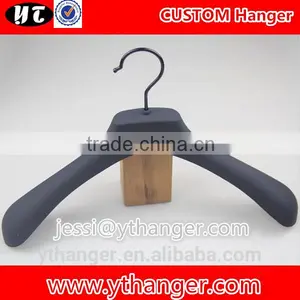 YY0432 Brand Logo Black Rubber Coated Men Suit Hanger Plastic Clothes Hanger thumbnail-1