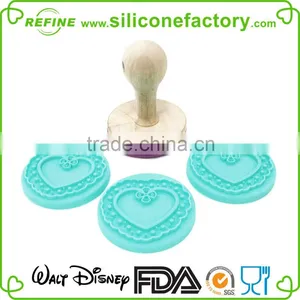 Popular Round Shape Wood Handle Giant Silicone Cookie Stamp thumbnail-2