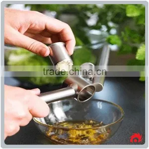 Household Manual Kitchen Tool Portbale Stainless Steel Garlic Press thumbnail-5