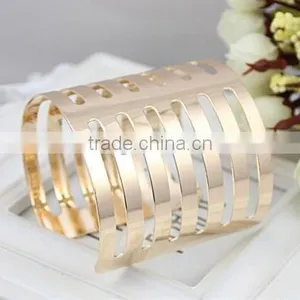 Women Gold Plated Hollow Link Wristlet Bangle With Stripes Design thumbnail-2