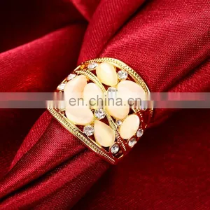Wholesale Classic OEM/ODM Diamond Wedding Rings Crystal Gold Plated Yellow Rings Design for Ladies thumbnail-4