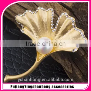Fashion Natural Pearl Gold-plated Ginkgo Biloba Brooch thumbnail-1