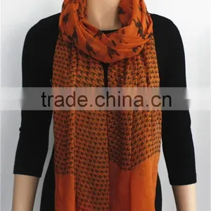 Houndstooth Printed Viscose Scarf With Fringe thumbnail-1