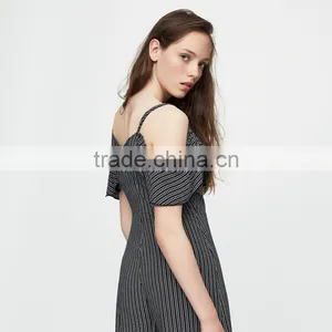 2017 Plain-coloured Cut Out Shoulder Sexy V-neck Women Ruffled Jumpsuit thumbnail-4