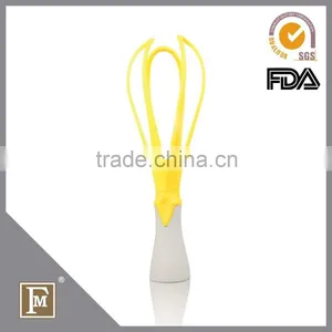 Durable Manual Egg Beater With Plastic Handle thumbnail-1