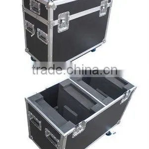 Holding Martin Mac 101 Wash LED Transport Flight Case thumbnail-1