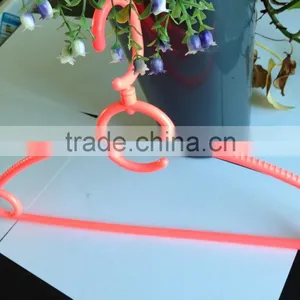 PH-114 Manufacturer Provide Plastic Clothes Hanger With Competitive Price thumbnail-5