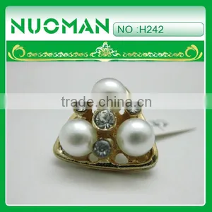 Triangle Shape Button Hole in Backside for Fashion Clothes thumbnail-1