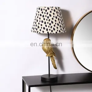 Wholesale New Arrival Exquisite Resin Craft Gifts Desk Light Home Decorative Modern Bedside Table Lamp thumbnail-1