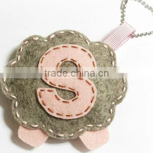 China New Cheap Wholesale Fashion Key Ring Handmade Design Fabric Craft Promotional Felt Ship Wheel Keychain With Letter S Decor thumbnail-1