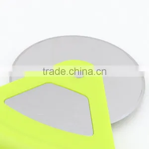 Plastic Handle Pizza Cutter With Stainless Steel Wheel thumbnail-5