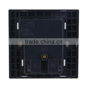Durable UK Standard 13A 250V Outlet With 3 Usb Port thumbnail-2