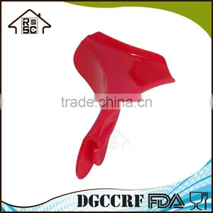 NBRSC Slip On Mess Free Silicone Pour Spout for Pots Pans and Bowls thumbnail-4