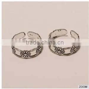 T0007-925 SOLID STERLING SILVER BEAUTIFUL FLOWER DESIGN LIGHT WEIGHT TOERING2.36 thumbnail-1