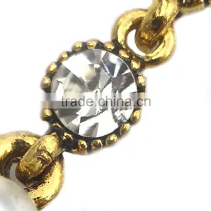 Beautiful Synthetic Pearls and Crystal Unique Flowers Design Necklace thumbnail-3