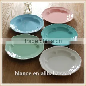 Flower Shaped Plates in Different Colors thumbnail-3