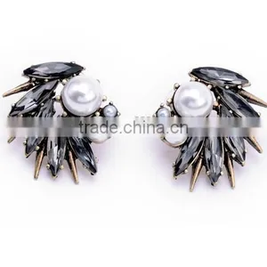 Fashion Wholesale Lady Irregular Imitation Pearl Diamond Stud Earrings thumbnail-1