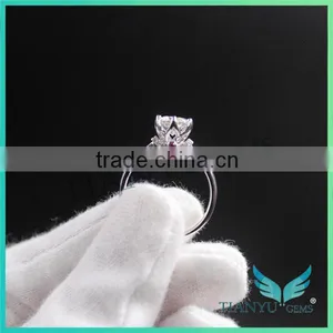 Latest Design Customized 14k Gold 1 Carat Forever Brilliant Moissanite Rings on the Finger thumbnail-4