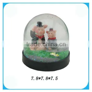 Cute Plastic Pig Animal Globes Of Water thumbnail-1