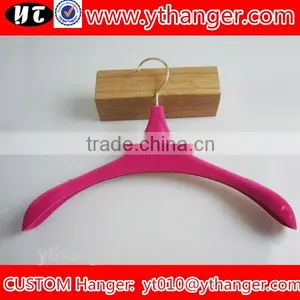 YY0503 Rose Pink Wide Shoulder Non-slip Plastic Velvet Flocked Coat Hangers Supplier's Choice thumbnail-3
