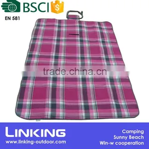 Outdoor Waterproof Picnic Blanket Folds Into Bag thumbnail-4