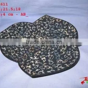 Leaf-shaped Lacquer Plate With Mother of Pearl Deco thumbnail-1