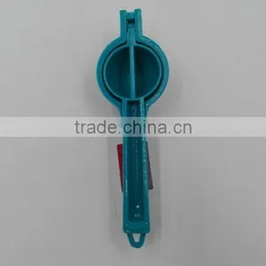 High Quality Plastic Kitchen Garlic Press thumbnail-3