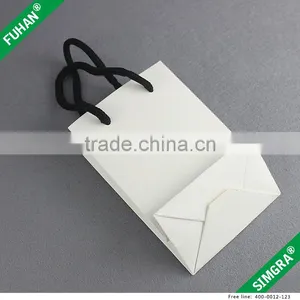 Custom Multicolor Printed Packaging Paper Bag for Clothing thumbnail-3