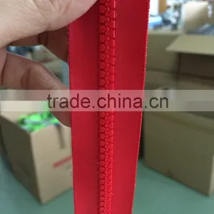 High Quality 5# Red Color Plastic Zipper Open End With Plastic Slider thumbnail-3