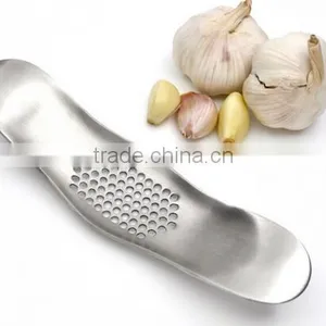 Cy282 Curved Garlic Stainless Steel 304/430 Multi-functional Manual Garlic Creative Twist Garlic Kitchen Worn Garlic thumbnail-1