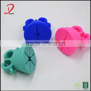 2016 New Products The Wearable Silicone Nail Polish Holder thumbnail-2