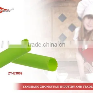 ZY-E3069 Creative Silicone Garlic Peeler Peeling Easy Kitchen Tool Garlic Peeler Tube Roller thumbnail-1