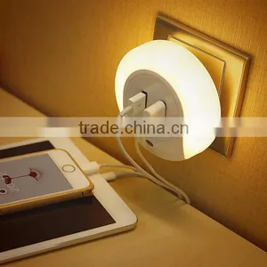Smart Design LED Night Light With Light Sensor and Dual USB Wall Plate Charger Perfect for Bathrooms Bedrooms EU/US Plug thumbnail-2
