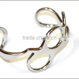 STAINLESS STEEL SCISSOR BRACELET thumbnail-1
