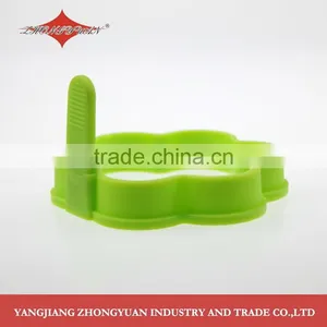 Flower Shaped Silicone Fried Egg Ring Tool With Handle Wholesale thumbnail-2
