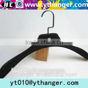 YY0480 Chic Logo Black Velvet Men Coat Hanger Velvet Clothes Hangers Supplier's Choice thumbnail-2