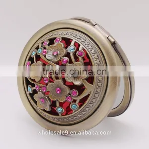 Metal Hollow Out Folding Pocket Mirror thumbnail-1